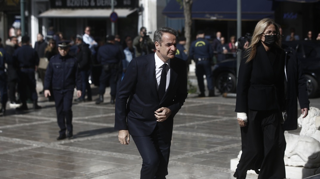 Ο πρωθυπουργός Κυριάκος Μητσοτάκης και η σύζυγός του Μαρέβα Γκραμπόφσκι προσέρχονται στη Μητρόπολη Αθηνών για να παραστούν στην κηδεία της Ακαδημαϊκού Ελένης Γλύκατζη-Αρβελέρ
