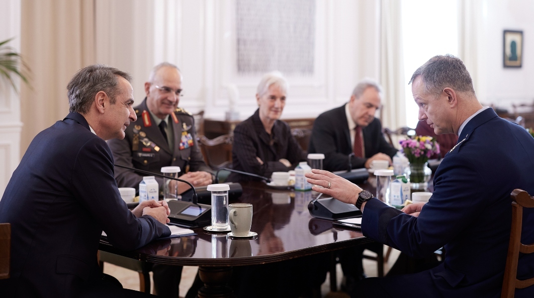 Συνάντηση Μητσοτάκη με ανώτατο διοικητή του ΝΑΤΟ