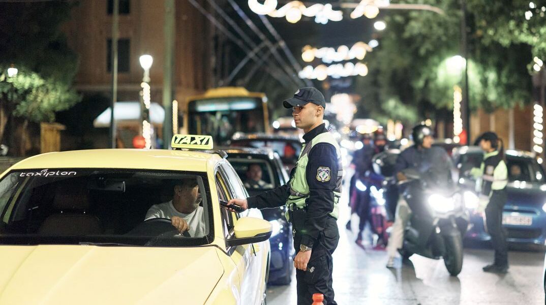 Μπλόκο της τροχαίας για έλεγχο αλκοτέστ στο κέντρο της Αθήνας