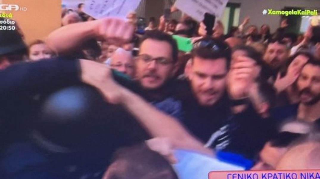 Στιγμιότυπο από την ανάρτηση του Άδωνι Γαωργιάδη, όπου δέχεται τη γροθιά από τον γιατρό