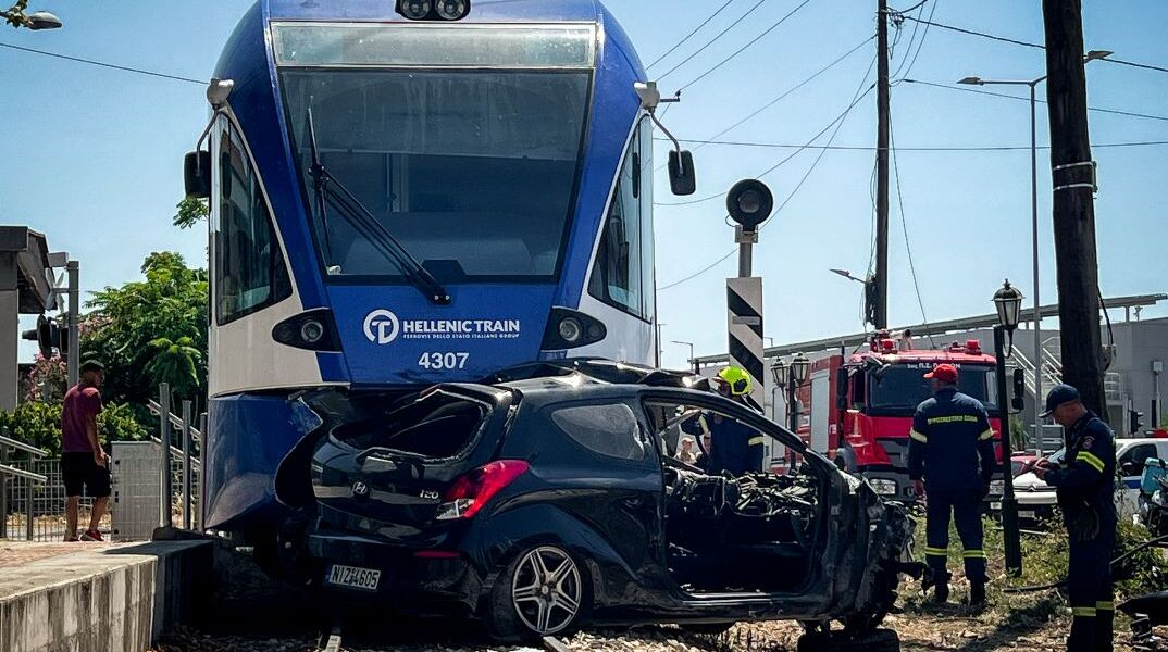 Σύγκρουση ΙΧ με τον Προαστιακό στην Πάτρα