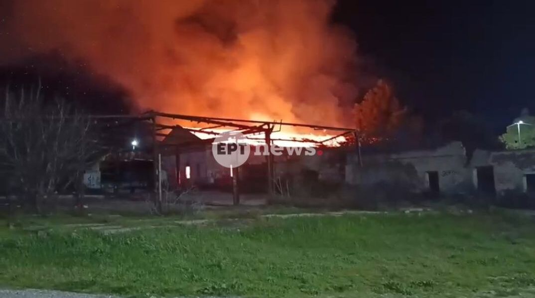 Φωτιά στο πρώην στρατόπεδο Κόδρα – Συναγερμός στην Καλαμαριά