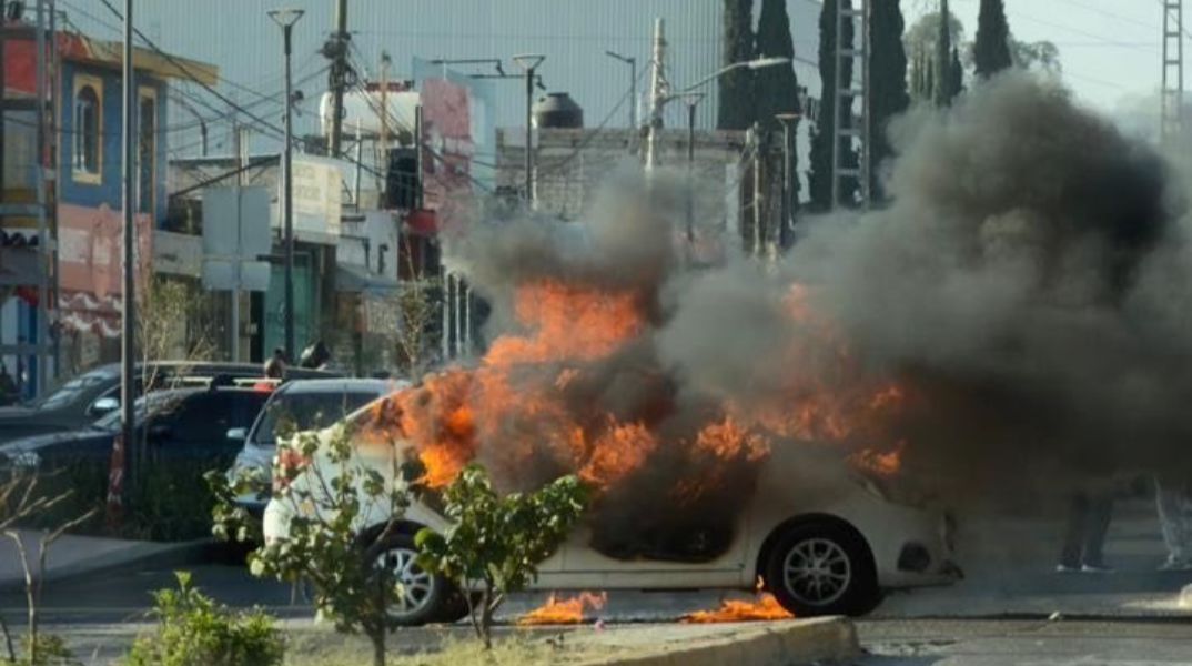 Καμένα αυτοκίνητα σε δρόμο της Γκουανταλαχάρα, μετά την εξόντωση του «El Mencho»