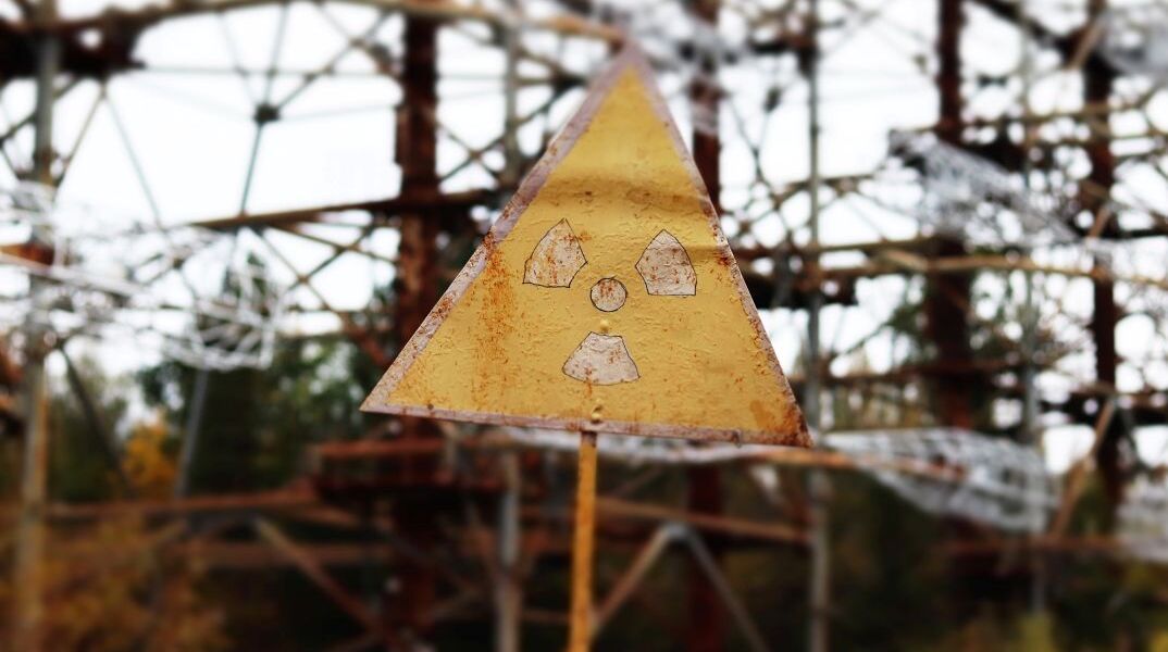 Πινακίδα προειδοποίησης στη νεκρή ζώνη του Τσέρνομπιλ