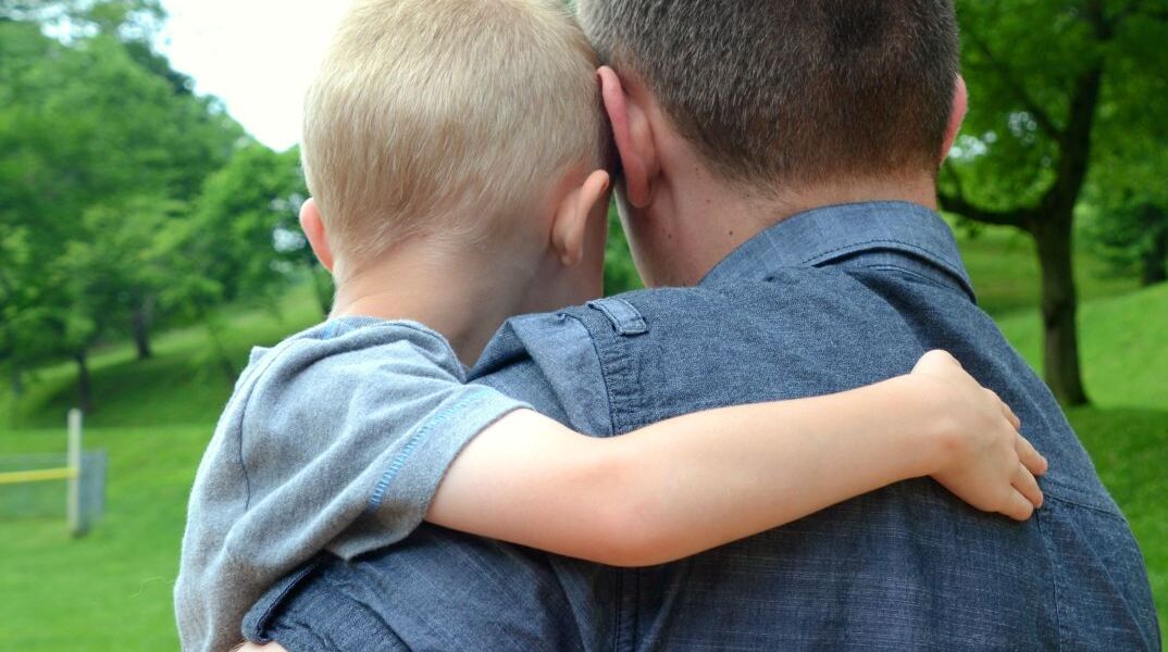 Παιδί στην αγκαλιά του πατέρα του