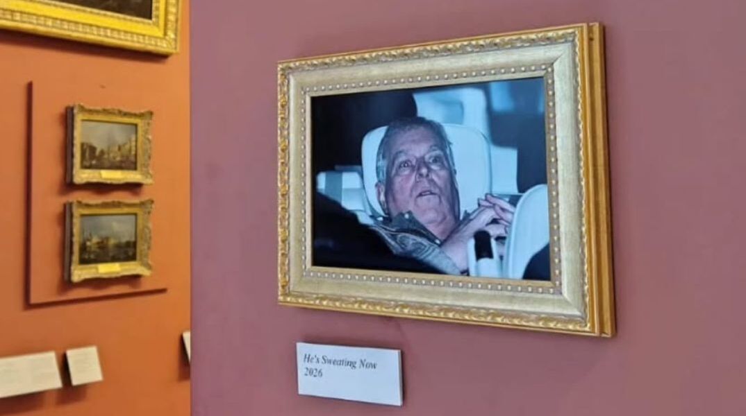 Η εξευτελιστική φωτογραφία του Πρίγκηπα Άντριου στο Λούβρο