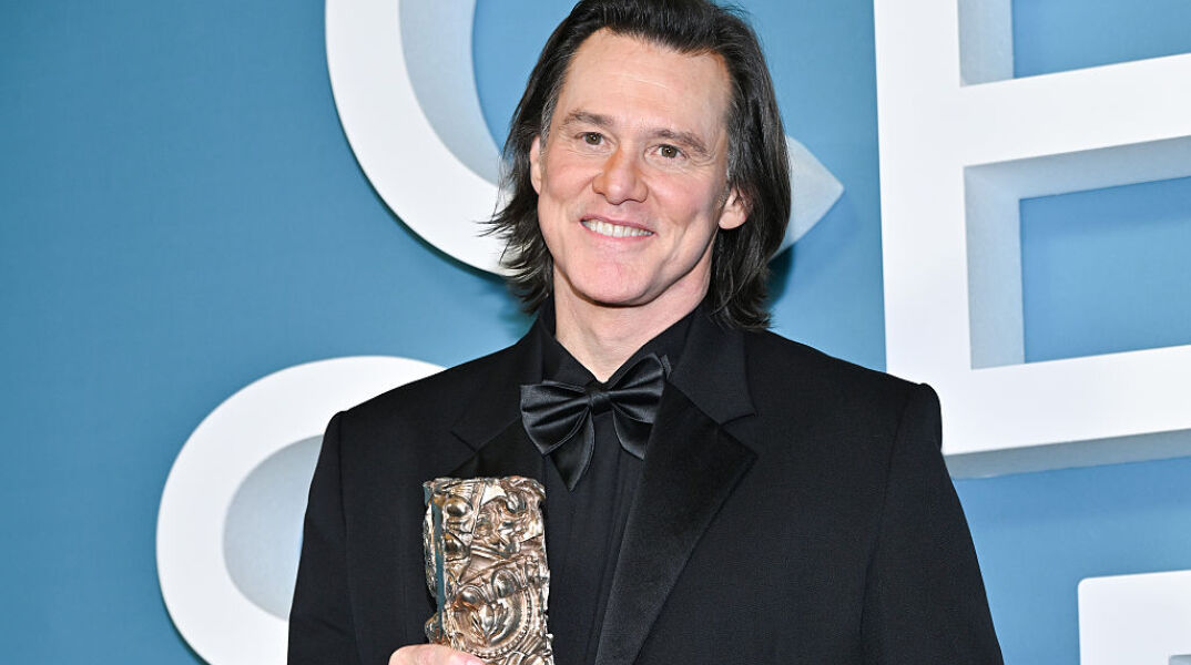 Τα σχόλια κυμάνθηκαν από χιουμοριστικές συγκρίσεις μέχρι εκφράσεις ανησυχίας, ενώ αρκετοί στάθηκαν στις εμφανείς διαφορές σε σχέση με το παρελθόν του ηθοποιού. Η διαδικτυακή αντίδραση ανέδειξε για ακόμη μία φορά την πίεση που δέχονται δημόσια πρόσωπα γύρω από την εμφάνιση και τη διαδικασία γήρανσης, με τις συζητήσεις να επεκτείνονται πέρα από το αισθητικό αποτέλεσμα σε ζητήματα εικόνας και προσδοκιών στο Χόλιγουντ.