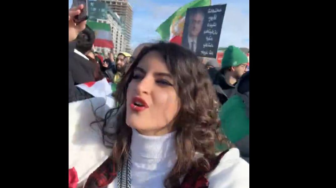 «Στο είπα ότι θα χορέψουμε πάνω στον τάφο σου»: Ιρανή ακτιβίστρια για τον θάνατο του Αλί Χαμενεΐ