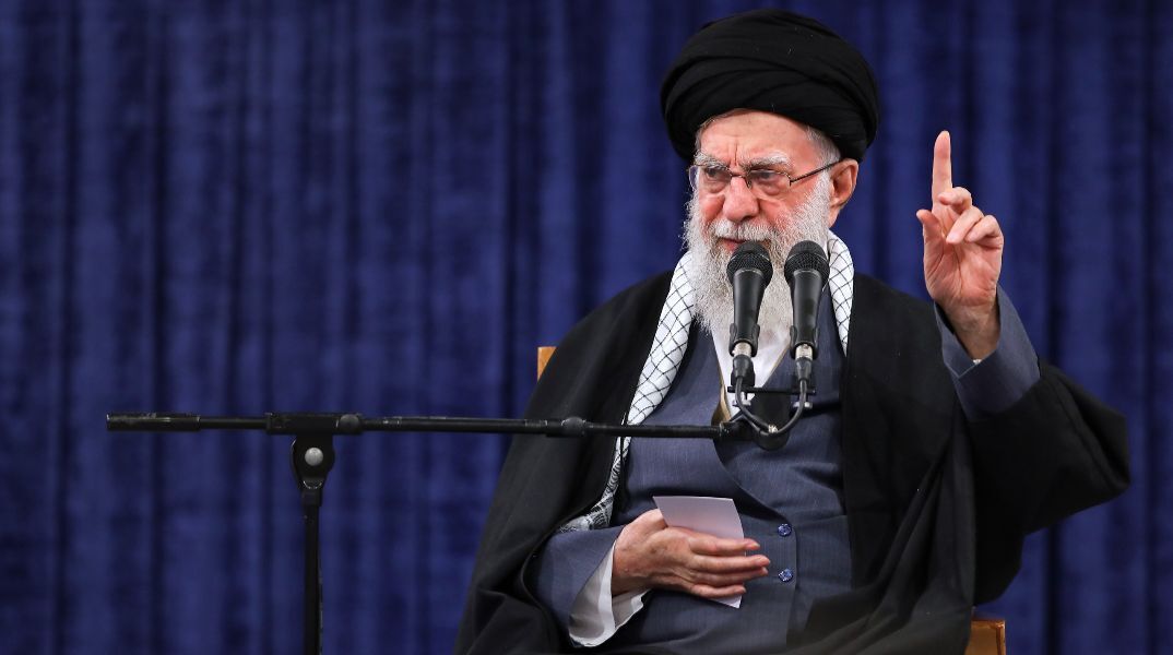 O νεκρός ανώτατος θρησκευτικός ηγέτης του Ιράν, Αγιατολλάχ Αλί Χαμενεΐ