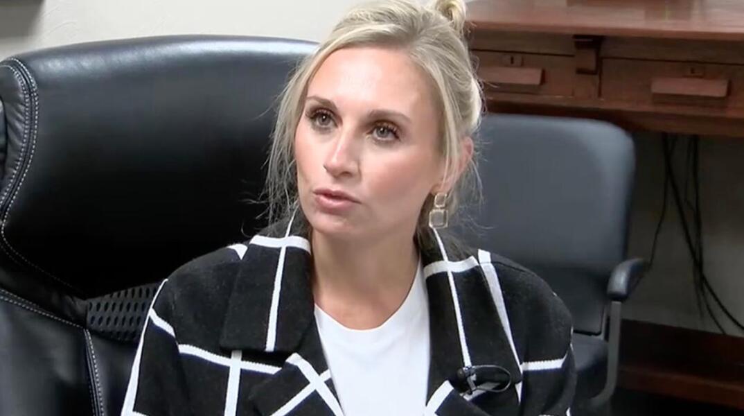 Τα παιδιά της την έπιασαν επ' αυτοφώρω»: Δήμαρχος βίασε 16χρονο φίλο του γιου της σε πάρτι