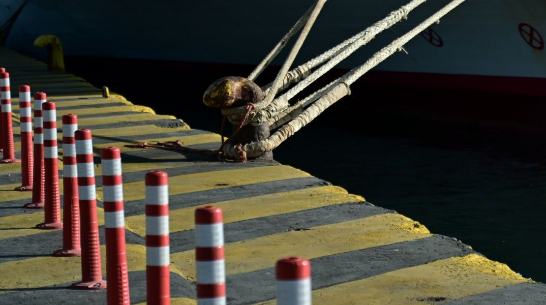 Δεμένος κάβος σε παλαιότερη απεργία ναυτικών