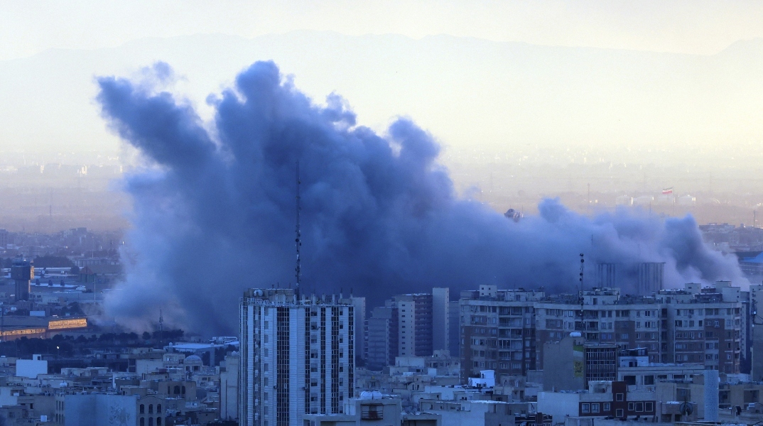 εκρηξη, καπνοι, σπιτια,