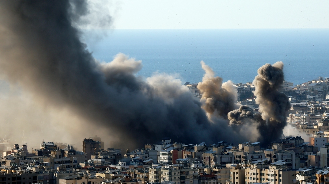 Καπνός υψώνεται μετά από ισραηλινή αεροπορική επιδρομή στο Μπουρτζ Αλ Μπαρατζνέ, στα νότια προάστια της Βηρυτού, στον Λίβανο