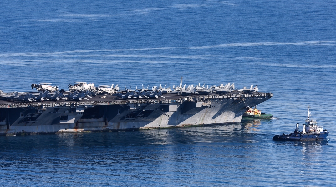 Το αμερικανικό αεροπλανοφόρο USS Gerald R. Ford αποπλέει από τον κόλπο της Σούδα