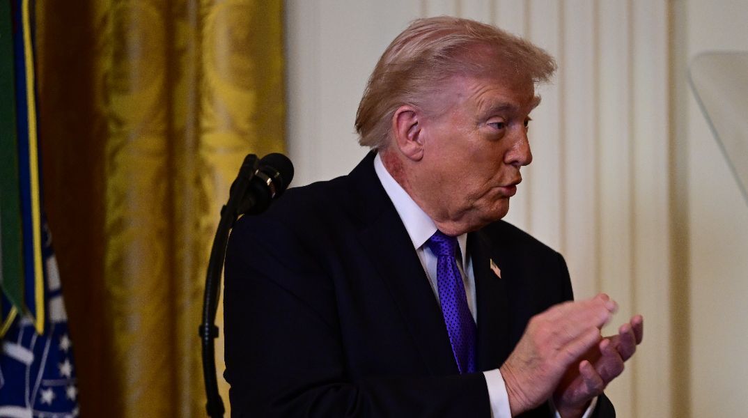 Ντόναλντ Τραμπ: Νέες φήμες για την πορεία της υγείας του - Το κόκκινο εξάνθημα στον λαιμό