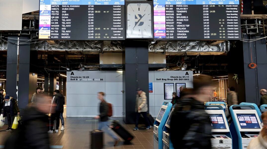 Πίνακας αναχωρήσεων σε αεροδρόμιο με πτήσεις να έχουν ακυρωθεί