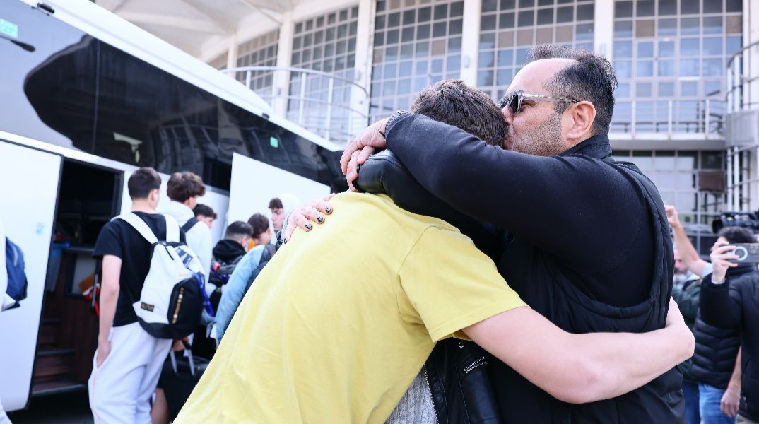 Συγκινητικές στιγμές: Επέστρεψε στη Θεσσαλονίκη η Κ18 του Άρη