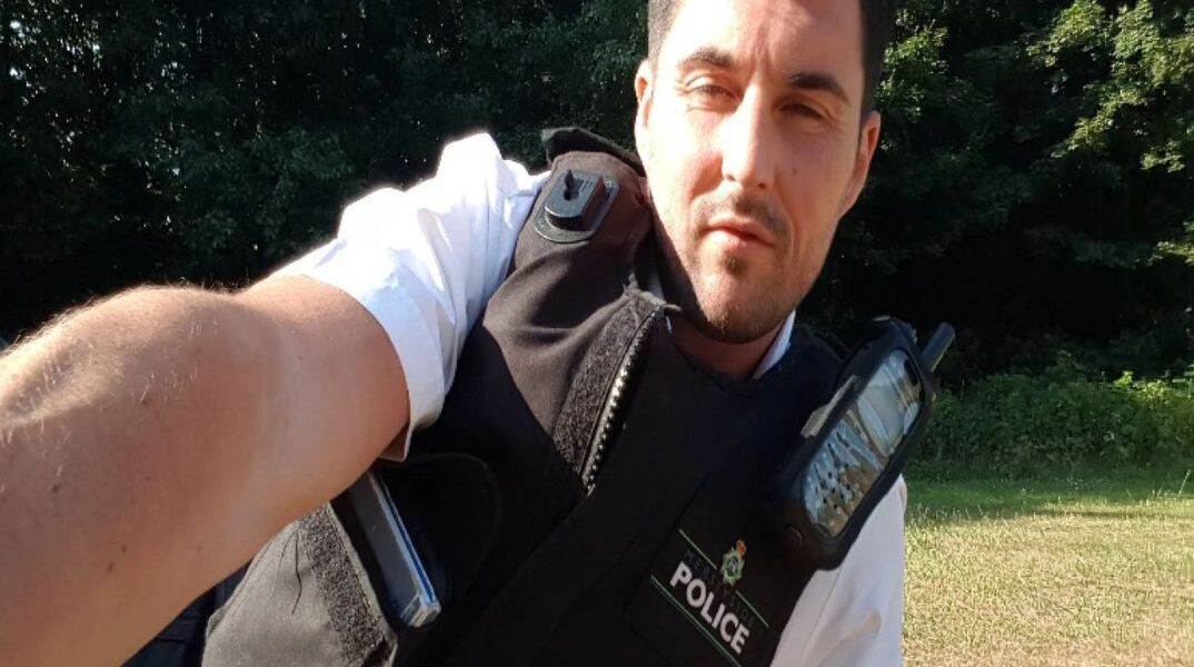 Αστυνομικός στη Βρετανία κατηγορείται ότι έβγαζε selfies σε σκηνή δολοφονίας