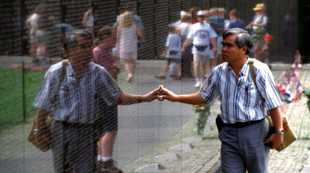 Διαμάχη για τη διάσημη φωτογραφία «Napalm Girl»: Ο φωτογράφος μηνύει το Netflix