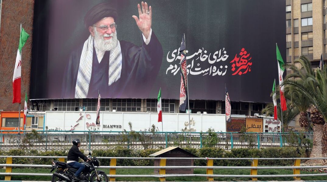 Κυβερνητικό κτίριο στην Τεχεράνη με αφίσα του Αγιατολάχ Αλί Χαμενεϊ