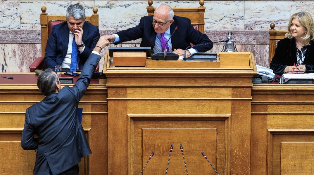 Τα γενέθλια του Κυριάκου Μητσοτάκη στη Βουλή: Οι ευχές και ο διάλογος για το «γλυκό χωρίς ζάχαρη»