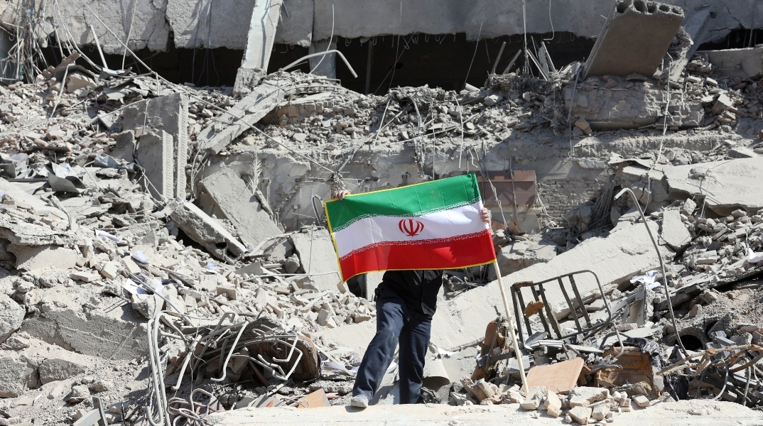 Ένας Ιρανός ανάμεσα στα ερείπια ενός κατεστραμμένου αστυνομικού τμήματος στο κέντρο της Τεχεράνης