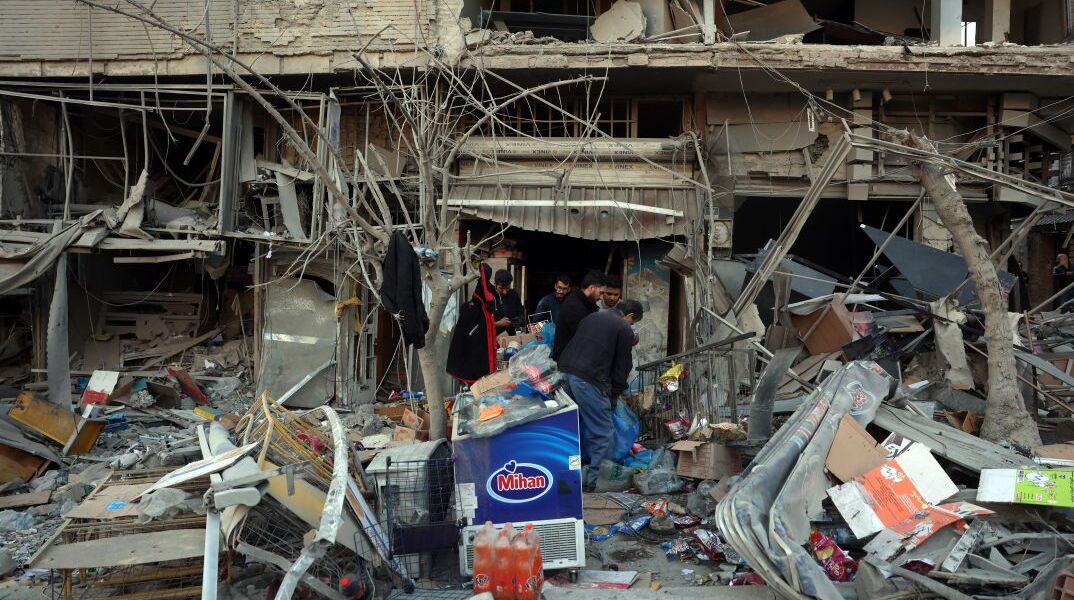 Κατεστραμμένο από βομβαρδισμούς κατάστημα στην Τεχεράνη