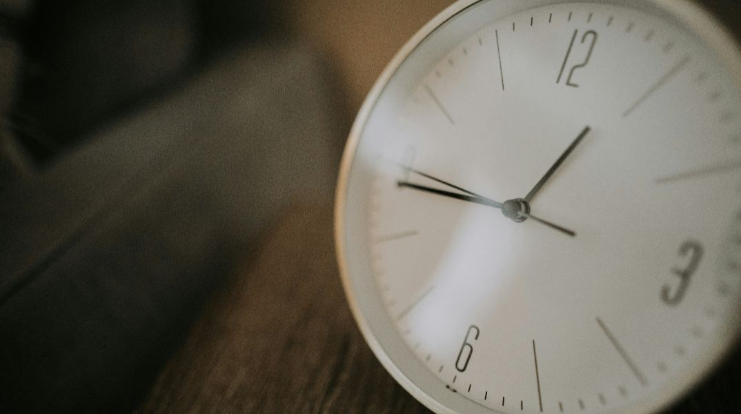 Αλλαγή Ώρας 2026: Σε πόσες μέρες γυρίζουμε τα ρολόγια μας μία ώρα μπροστά