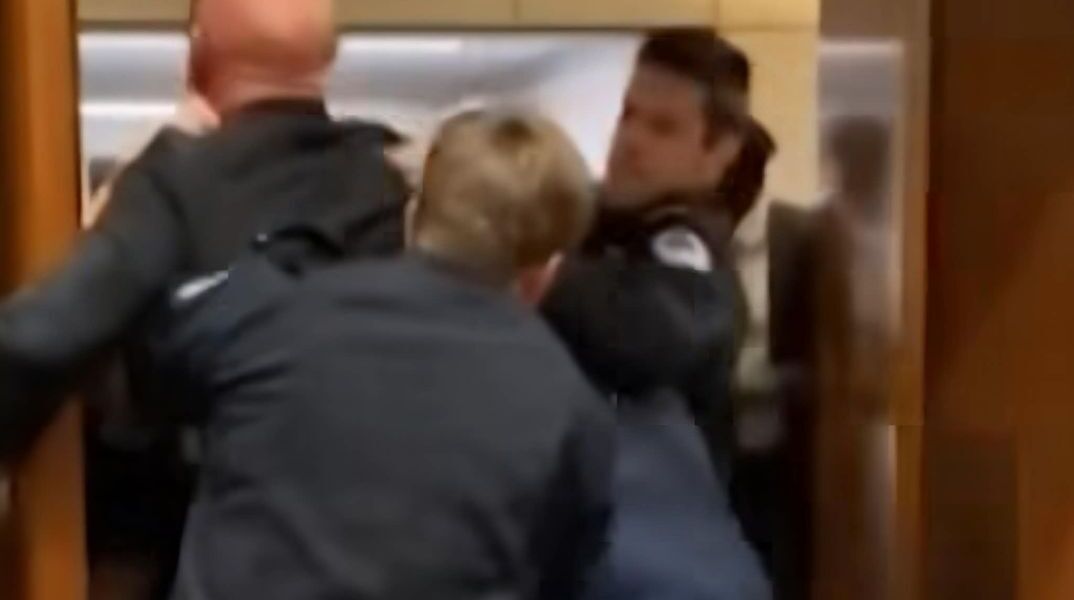 Σπασμένο χέρι σε διαμαρτυρία στο Καπιτώλιο με Βετεράνο πεζοναύτη να διακόπτει ακρόαση για τον πόλεμο