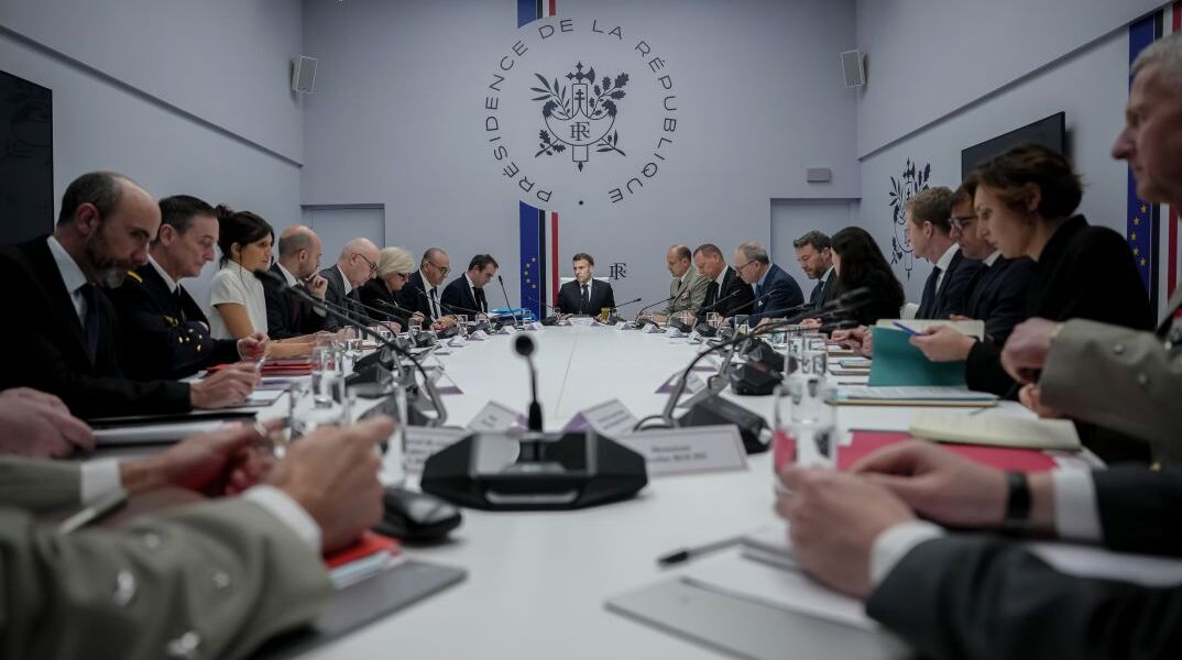 To συμβούλιο Εθνικής Άμυνας και Ασφάλειας της Γαλλικής Δημοκρατίας, με επικεφαλής τον Εμανουέλ Μακρόν