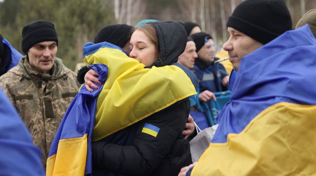 Ουκρανός στρατιώτης αγκαλιάζει συγγενή του στην τελευταία ανταλλαγή αιχμαλώτων