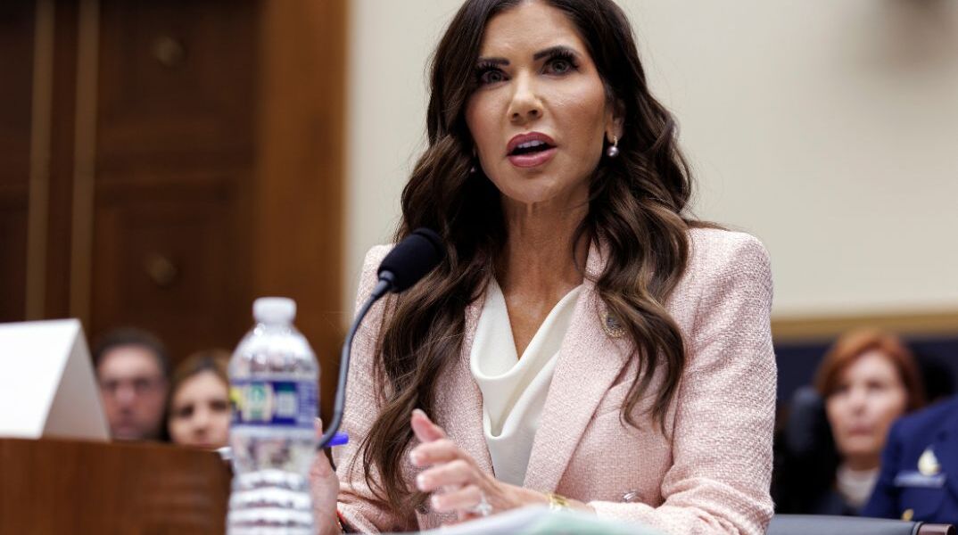 Από τον σκύλο που πυροβόλησε μέχρι τα πολυτελή τζετ: Η «ICE Barbie» του Τραμπ που απολύθηκε