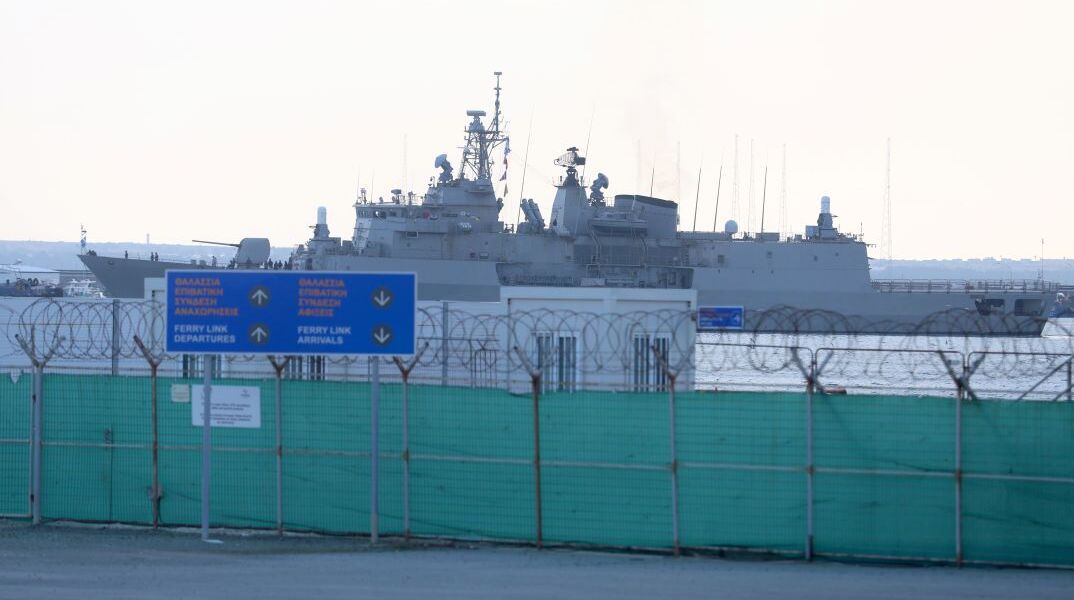 Oι δύο ελληνικές φρεγάτες στο λιμάνι της Λεμεσσού
