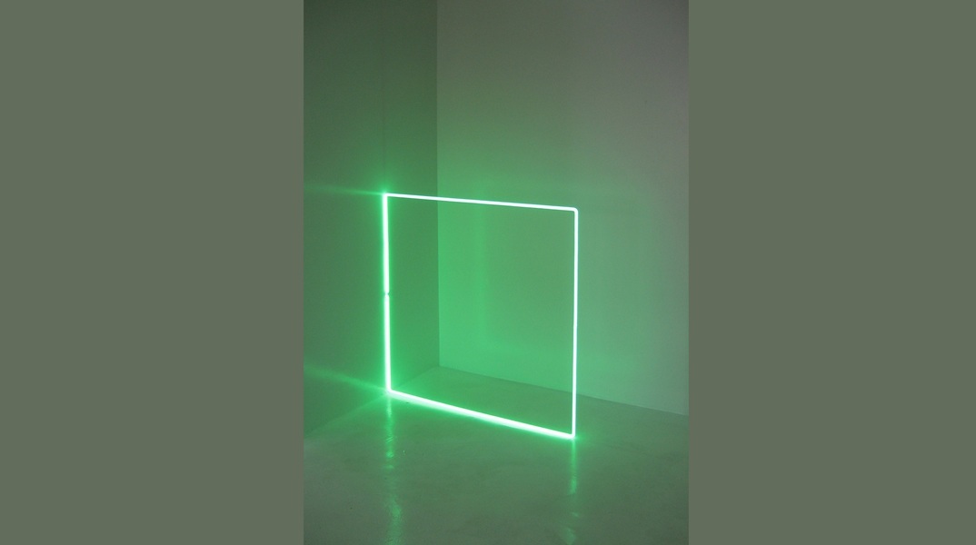 Stephen Antonakos, EGL Green Square on the Floor, 1973, νέον, 121 x 121 εκ. StephenAntonakosStudio LLC. Allrightsreserved.