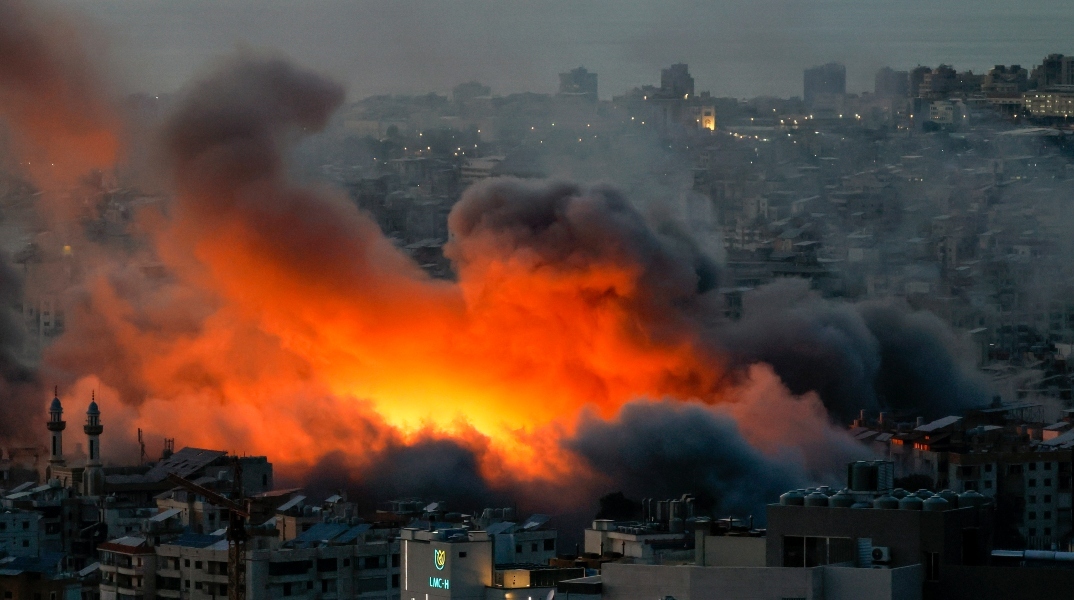 Καπνός και φλόγες αναδύονται μετά από ισραηλινή αεροπορική επιδρομή στην Νταχίχ, ένα προάστιο στα νότια της Βηρυτού