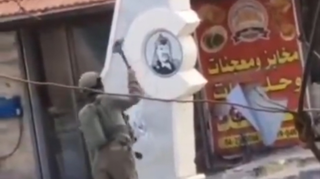 Ισραηλινός στρατιώτης καταστρέφει με βαριοπούλα μνημείο αφιερωμένο στον Γιάσερ Αραφάτ