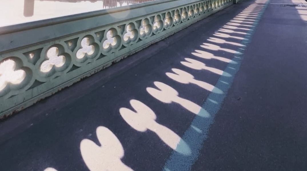 Τα κάγκελα στη γέφυρα του Γουέστμινστερ ρίχνουν σκιές που θα σας μείνουν αξέχαστες