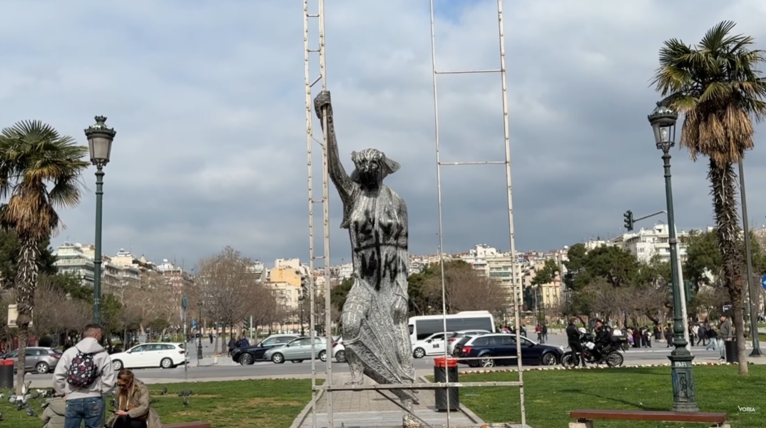 Άγνωστοι βανδάλισαν το γλυπτό «Γυναίκα στο λεωφορείο» στην Αριστοτέλους
