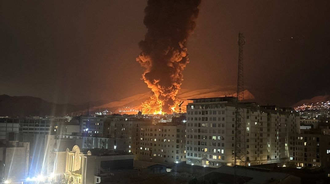 εκρηξη, καπνοι, σπιτια