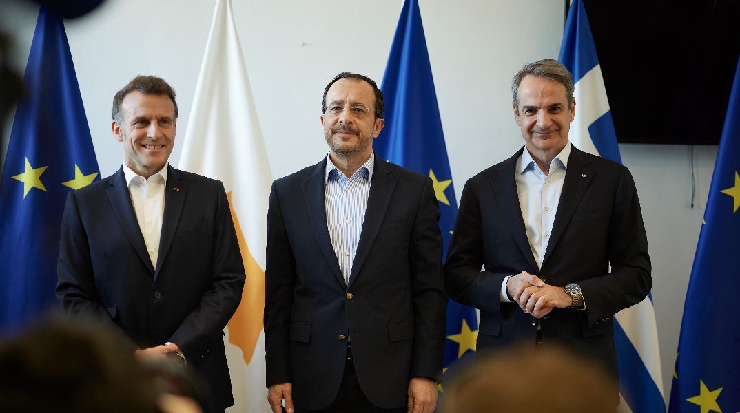 Ολοκληρώθηκε η τριμερής συνάντηση Μητσοτάκη, Μακρόν και Χριστοδουλίδη στην Κύπρο