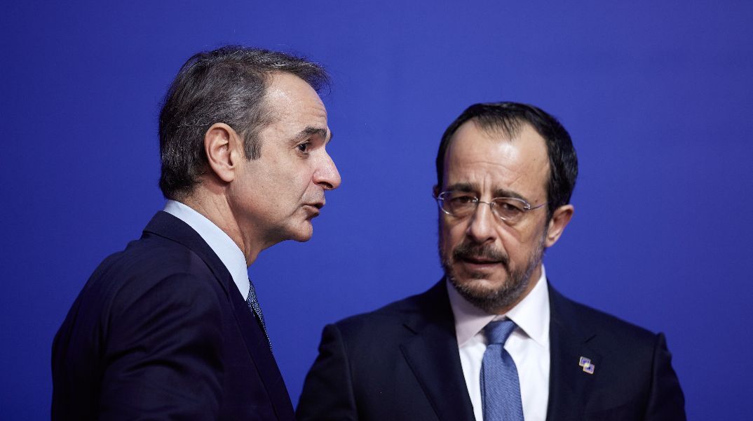 Στην Κύπρο ο Κυριάκος Μητσοτάκης για την τριμερή συνάντηση με Χριστοδουλίδη και Μακρόν