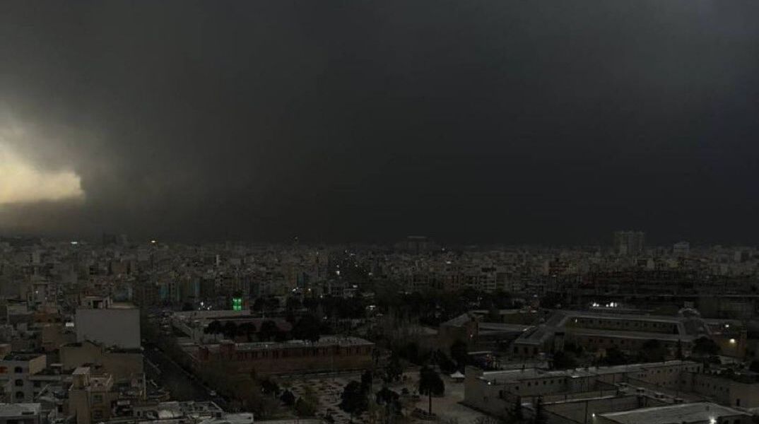 «Μαύρη βροχή» στο Ιράν μετά τα πλήγματα σε πετρελαϊκές εγκαταστάσεις προειδοποίηση του ΠΟΥ για κινδύνους υγείας