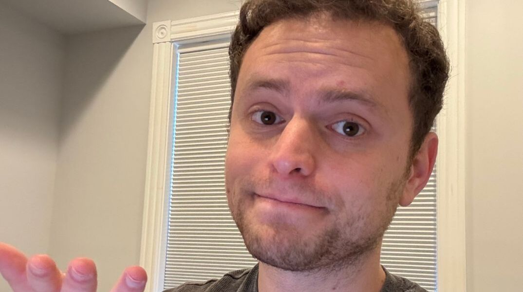 Ποιος είναι ο Άαρον Πάρνας ο 26χρονος που ενημερώνει εκατομμύρια για την πολιτική μέσω TikTok