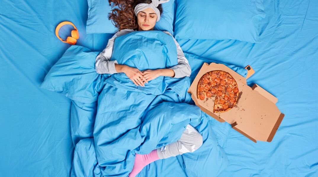 Γυναίκα που κοιμάται, ανάμεσα σε τρόφιμα