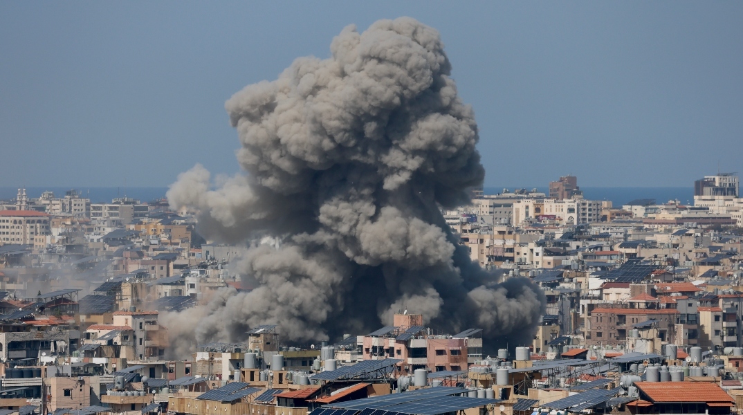 εκρηξη, καπνοι, σπιτια