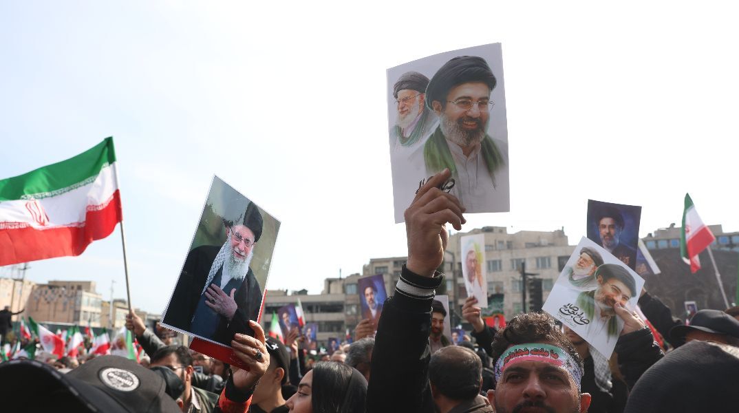 Άφαντος παραμένει ο Μοτζτάμπα Χαμενεΐ - Τραυματισμένος στα πόδια ο νέος ηγέτης του Ιράν