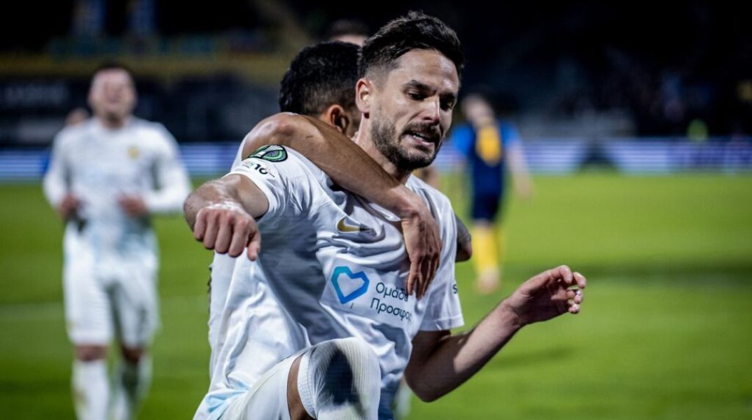 O Μιγιάτ Γκατσίνοβιτς, πανηγυρίζοντας το γκολ που πέτυχε στο 0-4 της ΑΕΚ επί της Τσέλιε