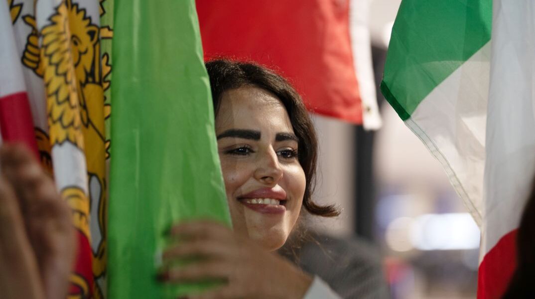 Ιρανή της διασποράς διαμαρτυρόμενη στην Αυστραλία