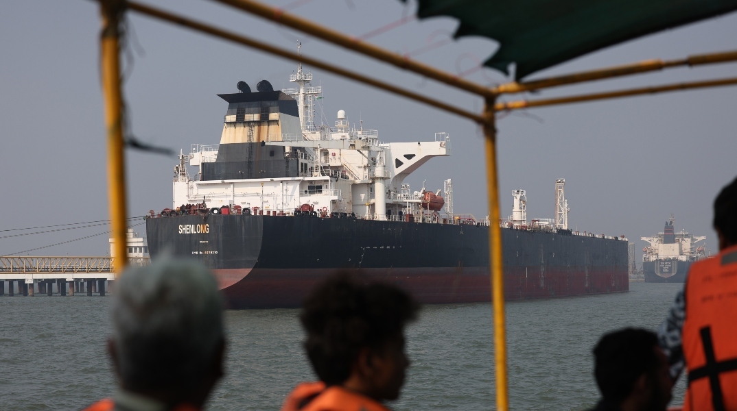 πετρελαιοφόρα στο Στενό του Ορμούζ