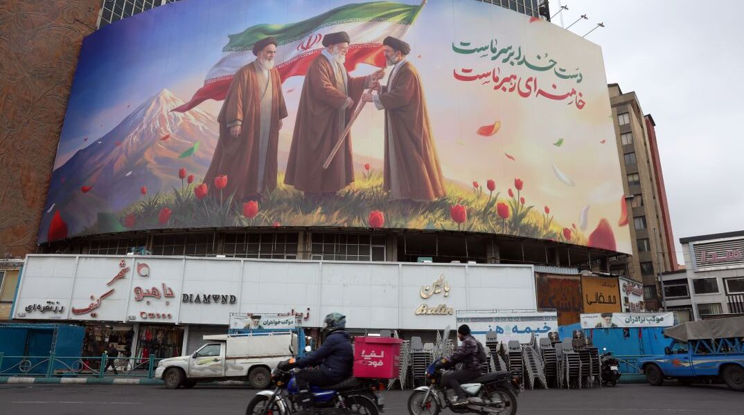 Γιγαντιαίο πανό σε κτήριο στη Τεχεράνη, δείχνει τον Αγιατολάχ Χομεϊνι, τον Αλί Χαμενεϊ και τον Μοτζτάμπα Χαμενεϊ
